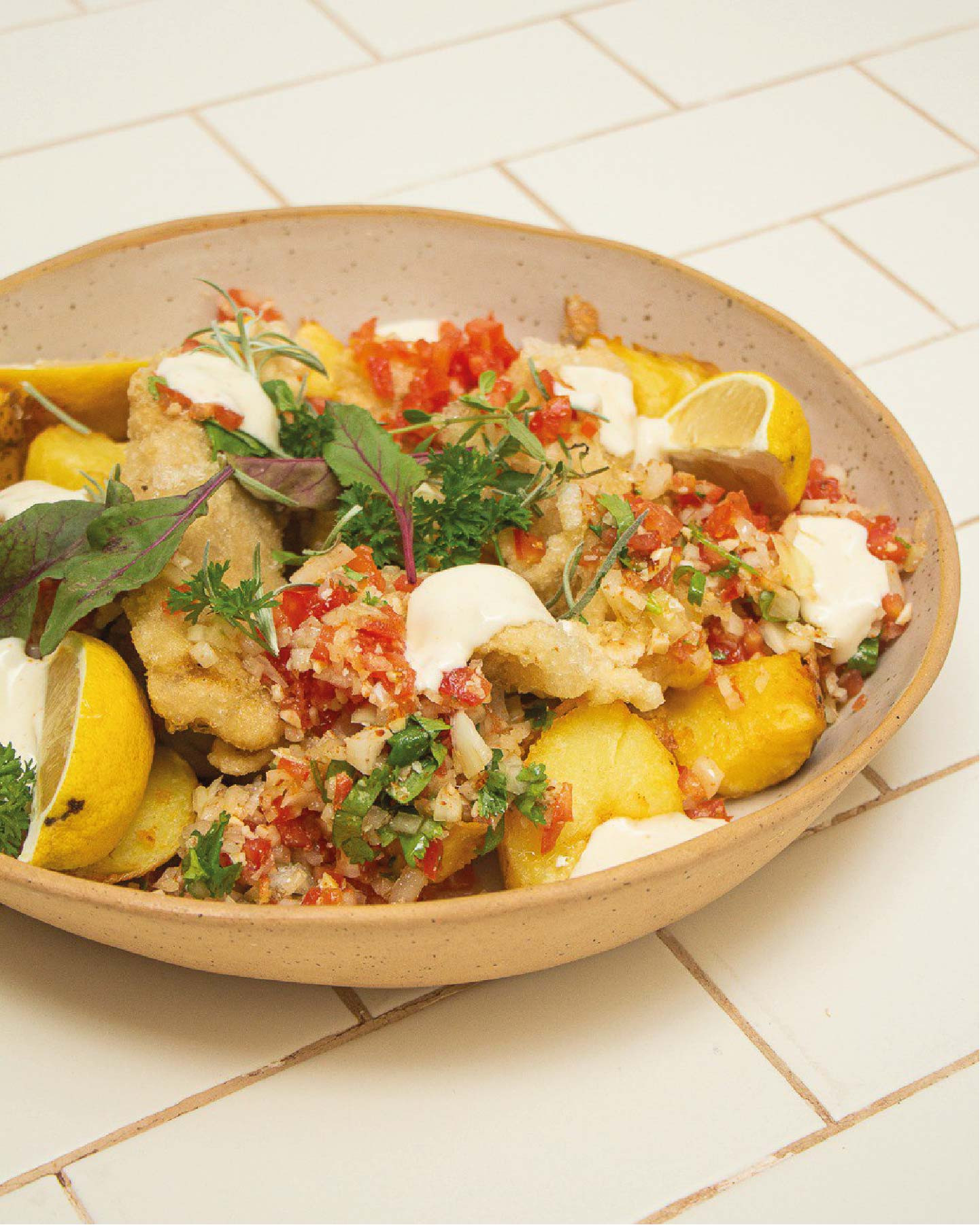 ESCALOPE DE PEIXE, COM BATATA FRITA E MOLHO…