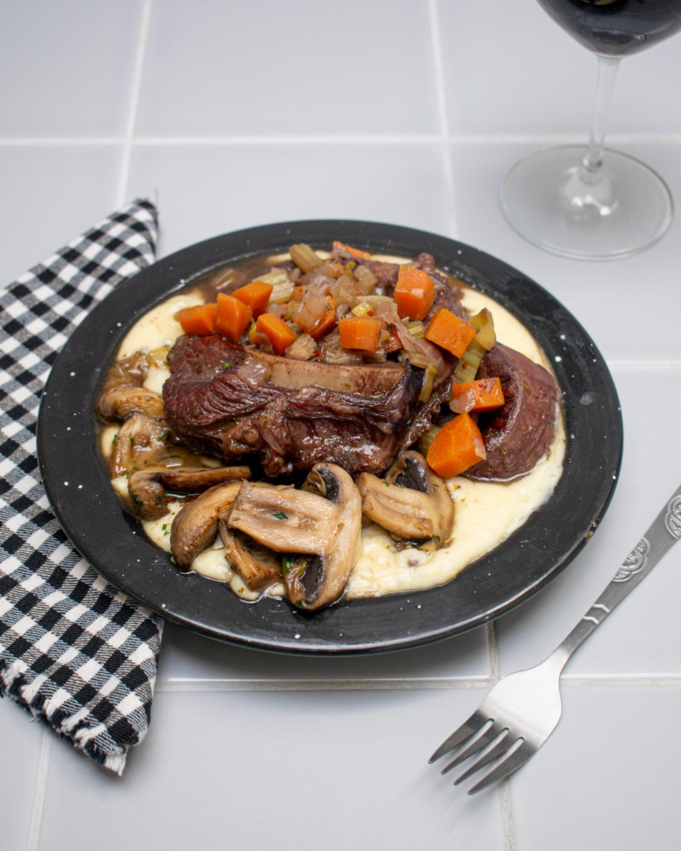 OSSOBUCO COM BATATAS CREMOSAS E COGUMELOS